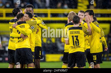 Torjubel: Donyell Malen (BVB), Jude Bellingham (BVB), Raphael Guerreiro (BVB), Marco Reus (BVB), Emre Can (BVB) Borussia Dortmund - Borussia Mönchengl Stockfoto