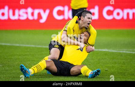 Torjubel: Raphael Guerreiro (BVB), Donyell Malen (BVB) Borussia Dortmund - Borussia Mönchengladbach 20.02.2022, Fussball, BundesligaSaison 2021 2022 Stockfoto