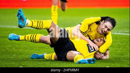 Torjubel: Raphael Guerreiro (BVB), Donyell Malen (BVB) Borussia Dortmund - Borussia Mönchengladbach 20.02.2022, Fussball, BundesligaSaison 2021 2022 Stockfoto