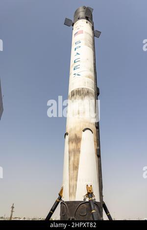 Falcon 9 Space X, wiederverwendbarer Mittellift-Trägerrakete mit zwei Stufen zur Umlaufbahn, ausgestellt neben dem USA Pavilion, Dubai Expo 2020, VAE Stockfoto