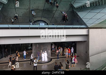 Besucher genießen den Wasserfall am Eingang zum Saudi-Arabien-Pavillon im Opportunity-Viertel auf der Dubai EXPO 2020 in den VAE Stockfoto