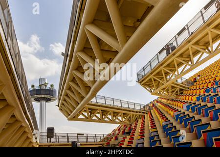 Pavillon der Republik Korea im Stadtteil Mobility mit dem Garten am Himmel im Hintergrund auf der Dubai EXPO 2020 in den Vereinigten Arabischen Emiraten. Stockfoto