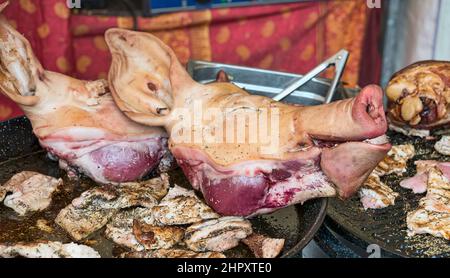 Tote Schweine kommen zum Verkauf auf den Markt Stockfoto