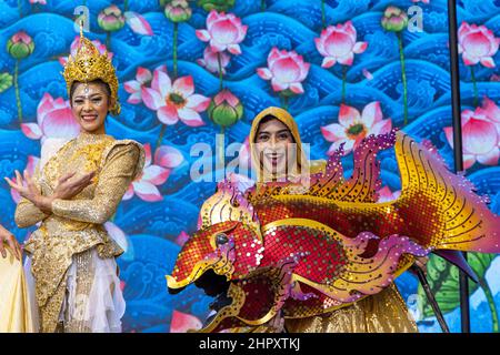 Thai khon Tanz vor dem Thailand Pavillon im Mobility District auf der Dubai EXPO 2020 in den Vereinigten Arabischen Emiraten. Stockfoto