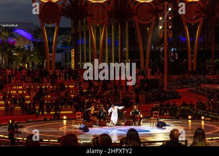 Spanische Flamencotänzerin, die im Al Wasl Plaza Dome auf der Dubai Expo 2020, Vereinigte Arabische Emirate, auftrat. Stockfoto