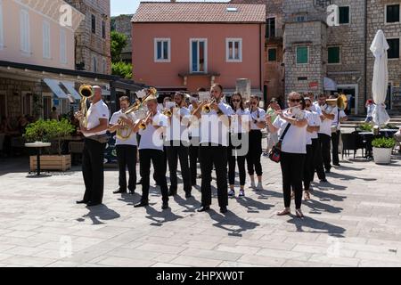 Konzert des Orchesters auf dem Platz der kroatischen Nationalen Wiedergeburt in Jelsa auf der Insel Hvar in Kroatien Stockfoto