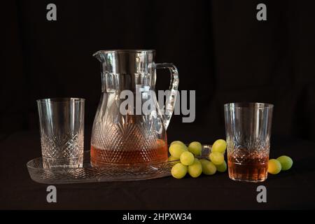 Kristallkaraffe mit Gläsern auf einem Tablett, Standzeit, Low-Key-Bild Stockfoto