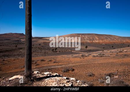 Blick auf die braune Wüste auf Lanzarote Stockfoto