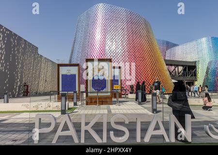 Schöne und farbenfrohe Fassade des Pakistan Pavilion im Opportunity District auf der Dubai EXPO 2020 in den Vereinigten Arabischen Emiraten. Stockfoto