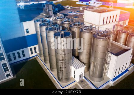 Edelstahlbehälter in der Lebensmittelindustrie Draufsicht. Stockfoto