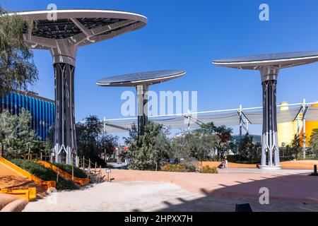 Solarpaneelbäume auf der Terra - der Nachhaltigkeitspavillon auf der Dubai EXPO 2020 in den Vereinigten Arabischen Emiraten. Stockfoto