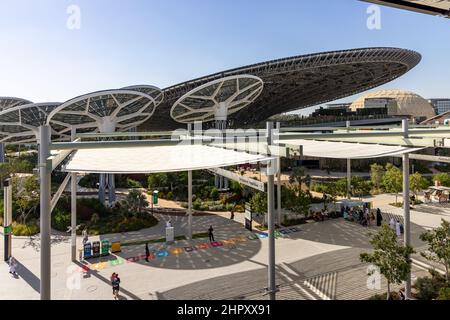 Blick auf Terra - den Nachhaltigkeitspavillon mit Solarpaneelbäumen auf der Dubai EXPO 2020 in den Vereinigten Arabischen Emiraten. Stockfoto