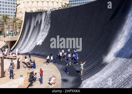 Besucher genießen das surreale Wasserspiel im Jubilee Park auf der Dubai Expo 2020, Vereinigte Arabische Emirate. Stockfoto