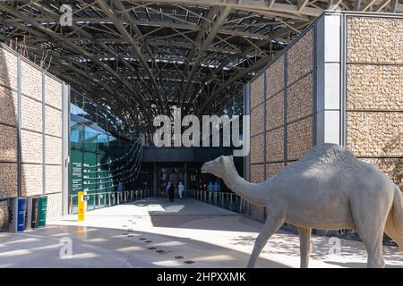 Lifesize-Kamelmodell außerhalb von Terra - der Nachhaltigkeitspavillon auf der Dubai EXPO 2020 in den Vereinigten Arabischen Emiraten. Stockfoto