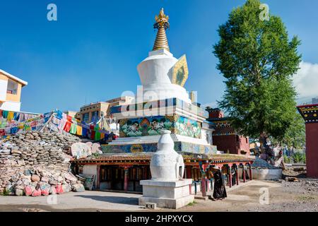 YUSHU(JYEKUNDO), CHINA - Tibetische Pilger kreisen um die Pagode. Stockfoto