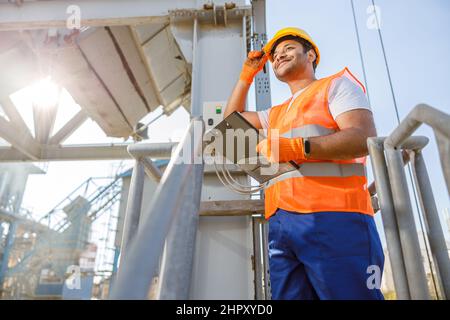 Afrikanischer männlicher Ingenieur, der die Baustelle im Bauwerk inspiziert Stockfoto