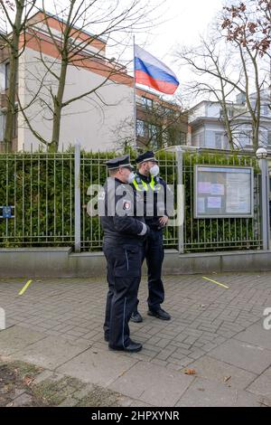 Hamburg, Deutschland. 24th. Februar 2022. Polizisten stehen vor dem russischen Generalkonsulat. Russische Truppen haben ihren Angriff auf die Ukraine begonnen. Quelle: Jonas Walzberg/dpa/Alamy Live News Stockfoto