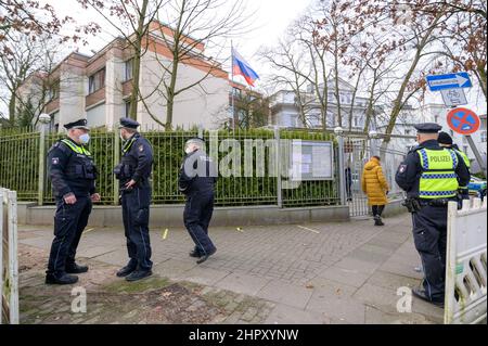 Hamburg, Deutschland. 24th. Februar 2022. Polizisten stehen vor dem russischen Generalkonsulat. Russische Truppen haben ihren Angriff auf die Ukraine begonnen. Quelle: Jonas Walzberg/dpa/Alamy Live News Stockfoto