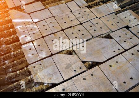 Schneiden von Metallen. Fertigteile auf dem Tisch der Plasmaschneidemaschine. Stockfoto