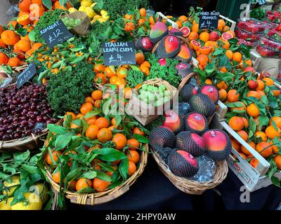 Eine Auswahl an bunten Früchten zum Verkauf an einem Marktstand in London, Großbritannien. Stockfoto