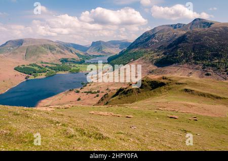 Blick auf Crummock Water, Buttermere und die umliegenden Fjells des Buttermere Valley im Lake District in Cumbria, England. Stockfoto