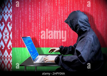 Anonymer kapuzter Hacker, Flagge von Belarus, Binärcode - Cyber-Angriffskonzept Stockfoto