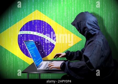 Anonymer Kapuzenhacker, Flagge Brasiliens, Binärcode - Cyber-Angriffskonzept Stockfoto