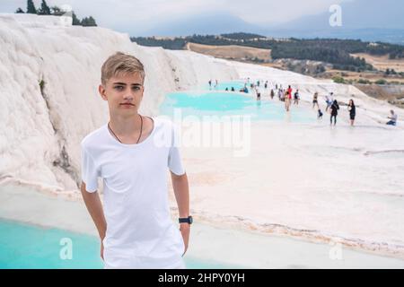 Porträt Eines Jungen Lächelnden Teenagerjungen. Ein Konzept von Träumen, Freiheit und Reisen. Stockfoto