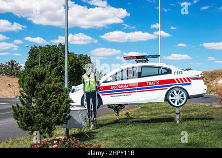 19. Juni 2021, Türkei, Uchisar. Verkehrskontrolle. Gendarm aus Pappe auf dem Hintergrund eines gefälschten Polizeiautos. Stockfoto