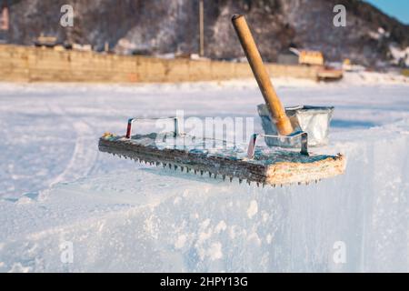 Handgefertigtes Instrument zur Herstellung von Eisskulpturen am Baikalsee. Stockfoto