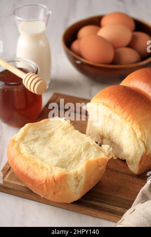 Japanisches Hokkaido Weißbrot, serviert mit Milch und Honig, Copy Space for Text Stockfoto