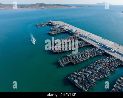 QINGDAO, CHINA - 23. FEBRUAR 2022 - ein Luftfoto vom 23. Februar 2022 zeigt die Fischerboote, die sich im Jimiya-Fischerhafen in Qingdao, Osten, versammeln Stockfoto