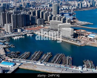 QINGDAO, CHINA - 23. FEBRUAR 2022 - ein Luftfoto vom 23. Februar 2022 zeigt die Fischerboote, die sich im Jimiya-Fischerhafen in Qingdao, Osten, versammeln Stockfoto