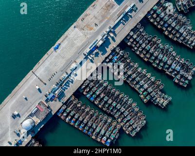 QINGDAO, CHINA - 23. FEBRUAR 2022 - ein Luftfoto vom 23. Februar 2022 zeigt die Fischerboote, die sich im Jimiya-Fischerhafen in Qingdao, Osten, versammeln Stockfoto