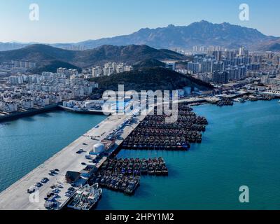 QINGDAO, CHINA - 23. FEBRUAR 2022 - ein Luftfoto vom 23. Februar 2022 zeigt die Fischerboote, die sich im Jimiya-Fischerhafen in Qingdao, Osten, versammeln Stockfoto