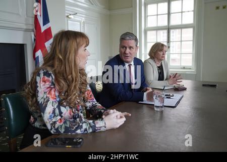 Der Labour-Vorsitzende Sir Keir Starmer hält nach dem russischen Einmarsch in die Ukraine ein Schattenkabinett mit der stellvertretenden Führerin Angela Rayner und der Schattenführerin des Oberhauses Baroness Angela Smith im Büro des Oppositionsführers im Londoner Parlamentsgebäude ab. Bilddatum: Donnerstag, 24. Februar 2022. Stockfoto