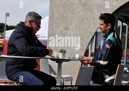 Barcelona, Spanien. 24th Februar 2022, . (L bis R): Bernd Maylander (GER) FIA Safety Car Driver mit Bruno Correia (POR) FIA Medical Car Driver. Formel-1-Tests, Tag 2, Donnerstag, 24th. Februar 2022. Barcelona, Spanien. Quelle: James Moy/Alamy Live News Stockfoto