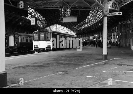 '150124' auf Bahnsteig 3 der Bristol Temple Meads mit Taunton - Cardiff Central Service. Stockfoto