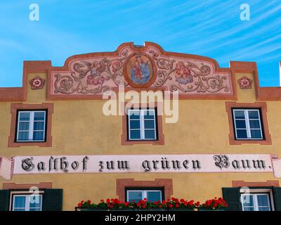 Glurns, Italien - 28. September 2021: Gasthof zum gruenen Baum in Glurns - Glurns in Südtirol. Übersetzung des Zeichens: Green Tree Inn. Stockfoto