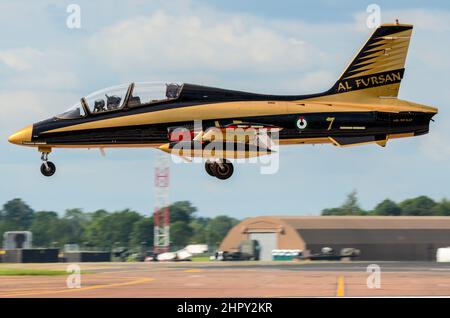 Al Fursan (Englisch: Die Ritter) ist der Kunstflug demonstration Team der Vereinigten Arabischen Emirate Air Force. Flying Aermacchi MB-339 NAT-jet Stockfoto