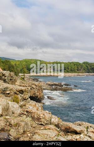 Blick auf Frenchman Bay, Kahl und Lange Porcupine Porcupine Insel Insel, von Cadillac Mountain an einem bewölkten Tag, Mount Desert Island, Acadia Nationa Stockfoto