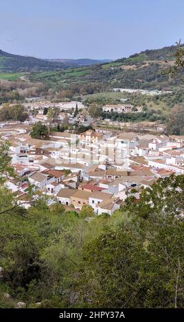 El Bosque ist eine Stadt in den Bergen der Provinz Caloz an einem sonnigen Tag. Stockfoto