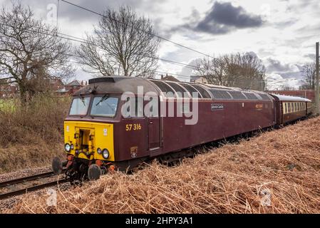 Die Diesel-Lokomotive der British Rail Class 57 mit dem Namen Alnwick Castle wurde von Brush Traction aus der Class 47s hergestellt. Gesehen hier an der Golborne Junction Stockfoto