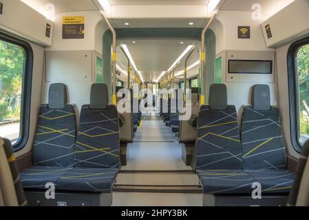 Merseytravel-Veranstaltung für den neuen Merseyrail-Zug in Birkenhead North Stadler EMU. Innenraumklasse 777 Metro[8] Elektrovielgerät Stockfoto