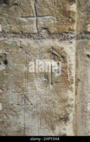 Kreuzritter und Graffiti auf dem Türrahmen der Südtür zur St. Mary's Kirche - normannische Architektur - Patrixbourne, Canterbury, Kent Stockfoto