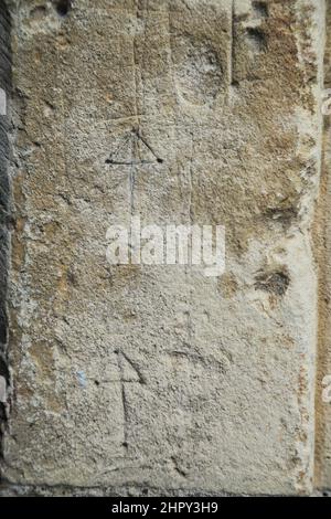 Kreuzritter und Graffiti auf dem Türrahmen der Südtür zur St. Mary's Kirche - normannische Architektur - Patrixbourne, Canterbury, Kent Stockfoto