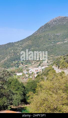 El Bosque ist eine Stadt in den Bergen der Provinz Caloz an einem sonnigen Tag. Stockfoto