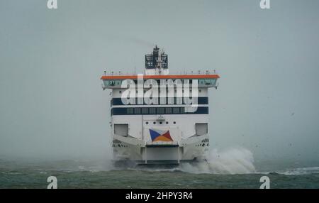 Der P&O Spirit of Britain erreicht bei schlechtem Wetter den Hafen von Dover in Kent. Teile Großbritanniens sind mit starkem Schnee, starken Winden und Blitzeinschlägen konfrontiert, während noch eine schwere Hochwasserwarnung besteht. Das Umweltbundesamt fordert die Gemeinden in Teilen der West Midlands und Yorkshire, insbesondere an den Fluten Severn und Ouse, dringend auf erhebliche Überschwemmungen nach starken Regenfällen des Sturms Franklin vorbereitet zu sein. Bilddatum: Donnerstag, 24. Februar 2022. Stockfoto