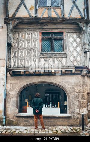 Alte mittelalterliche Fassade mit Alkoholgeschäft in Cognac, Charante, frankreich Stockfoto