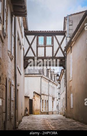 Kleine Straße mit Brücke in Cognac, Charante, frankreich Stockfoto